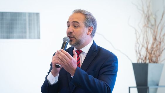 Matías Stevanato, intendente de Maipú, llamó a licitación para comprar pollos y baldes de helados para empleados municipales. Foto: Ignacio Blanco / Los Andes