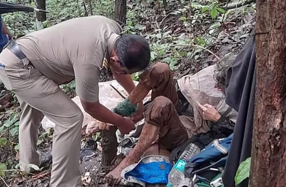 La mujer fue encadenada y pasó más de 40 días en el bosque.