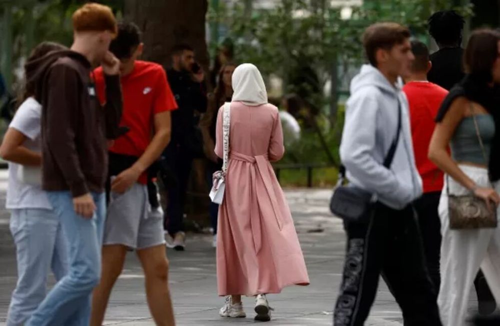 La abaya es una prenda larga que utilizan las mujeres musulmanas para cubrir su cuerpo. Desde el lunes están prohibidas en las escuelas de Francia.