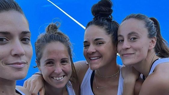 Las Leonas ya están en Europa para afrontar a Pro League. Delfina Thomé (tercera de izquierda a derecha) fue convocada para esta gira, previa al Mundial de España- Países Bajos.