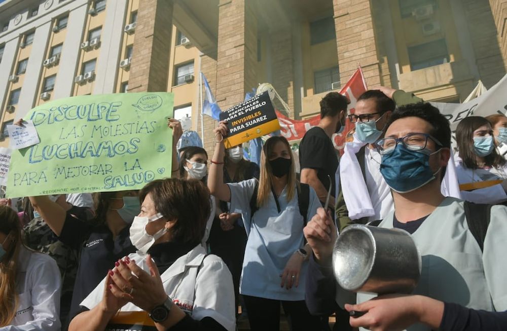 Con carteles y ollas, numerosos médicos, enfermeros, residentes y estudiantes se sumaron al paro y a la movilización del personal de salud para reclamarle al Gobierno de Mendoza una mejora salarial | Foto: Ignacio Blanco
