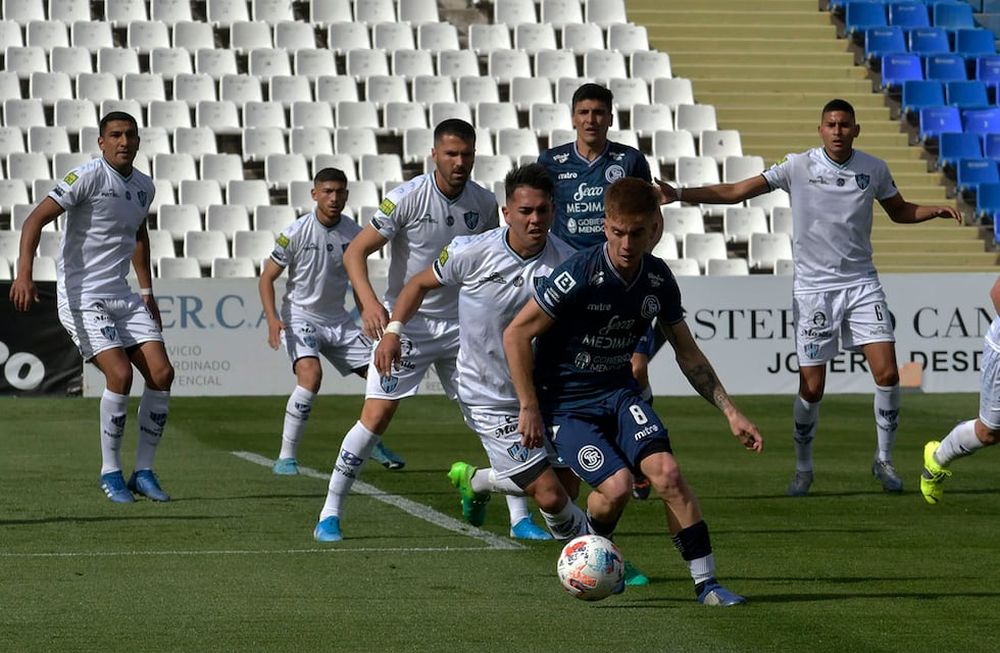 Mendoza 22 Agosto  de 2021 DeportesFútbol Primera Nacional: en el estadio Malvinas Argentinas, el Club Sportivo  Independiente Rivadavia igualó 1-1 con Almagro.Foto: Orlando Pelichotti