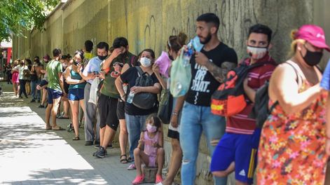 Los Andes | La explosión de casos generó alta demanda de hisopados. Larga fila de personas rodea la manzana del colegio Agustin Alvarez para realizarlos.