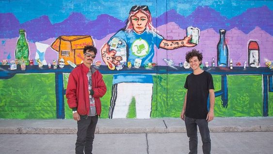 Los muralistas Esteban Warro y Nicolás Loüet son los autores de la obra, que alude al proceso de clasificación de residuos. Gentileza MLH