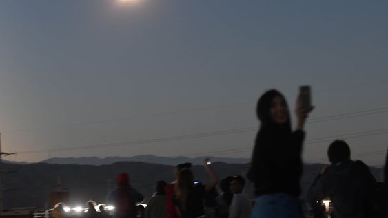 Protección. Astrónomos locales explicaron que bajo ningún motivo se podrá observar a simple vista o con un elemento que no sea el adecuado, porque puede afectar la vista. Foto: Marcelo Rolland / Los Andes.
