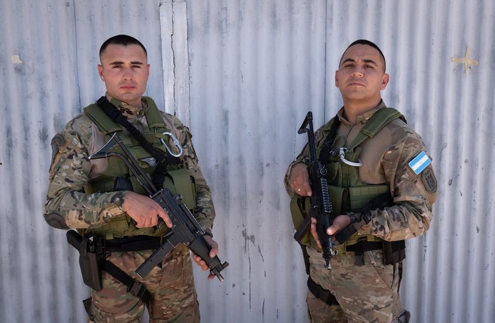 Brian Mañas y Jonathan Miranda finalizaron el curso del BOPE, fuerza a la que ahora también pertenecen. Compartirán con sus compañeros los conocimientos adquiridos. | Foto: Ignacio Blanco / Los Andes