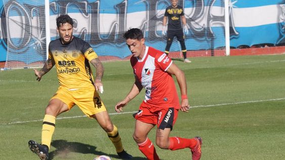 Fausto Montero supera la marca de Gonzalo Soto, en el partido que Maipú le ganó a Mitre de Santiago del Estero, sobre la hora. (Prensa Deportivo Maipú).