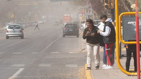 Los Andes | Viento Zonda en la zona de Chacras de Coria y Vuistalba de Luján de Cuyo.Como ocurre siempre, la temperatura se eleva, la visibilidad disminuye notablemente.Foto: Ignacio Blanco / Los Andes