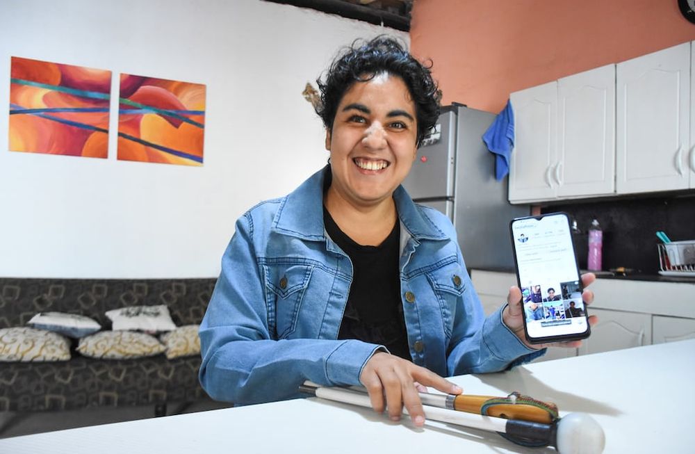 Cecilia Flores padece retinopatía y se dedica a realizar videos para crear conciencia sobre la discapacidad visual. Foto: Mariana Villa / Los Andes