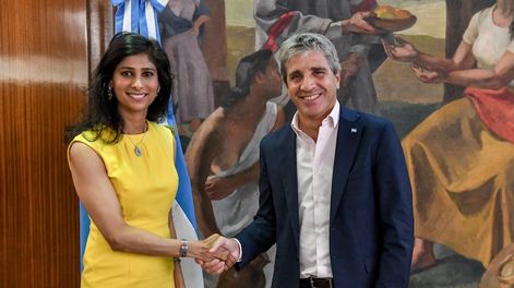 Luis Caputo, ministro de Economía y Gita Gopinath, vicedirectora gerente del FMI.