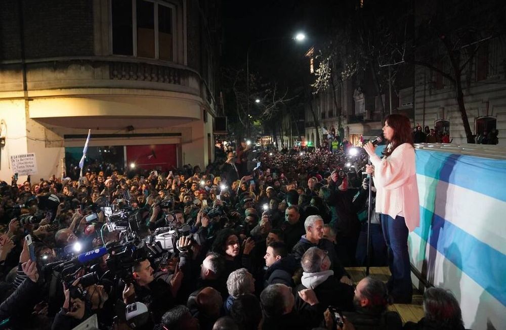 La Vicepresidenta habló a los militantes desde su vivienda en Recoleta.