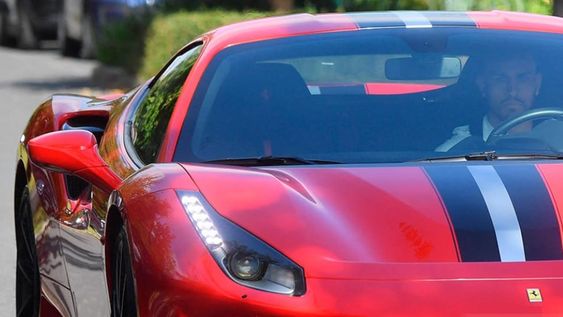 Leandro Paredes, jugador del París Saint Germain y la Selección argentina llegó a los entrenamientos de su club con una Ferrari 488 Pista.