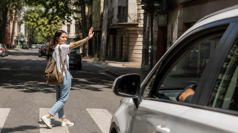 de acuerdo con la psicologia, dar las gracias con la mano a los autos que frenan es caracteristico de estas personas
