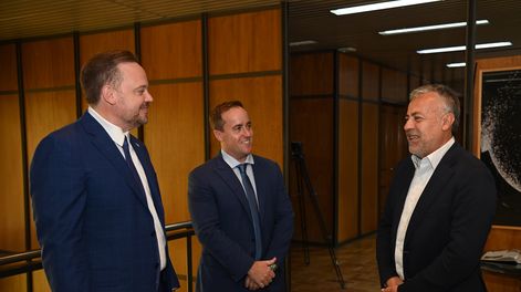 Jorge Salcedo, presidente del directorio de Impsa; Jason Arcenaux, director de la compañía; y el gobernador Alfredo Cornejo.