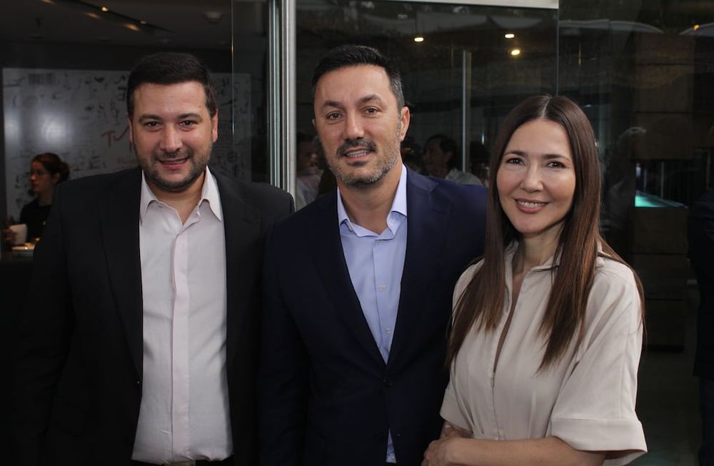 El ministro de Defensa junto a su pareja, Cristina Pérez, y un funcionario provincial.