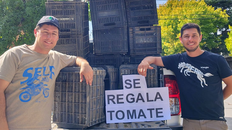 Entregó más de 40 cajas de tomates en la plaza departamental de Tunuyán.
