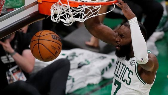 Jaylen Brown, escolta de Boston Celtics, y una volcada que levantó al TD Garden, el estadio que recibió el tercer juego de la final de la NBA. (AP)
