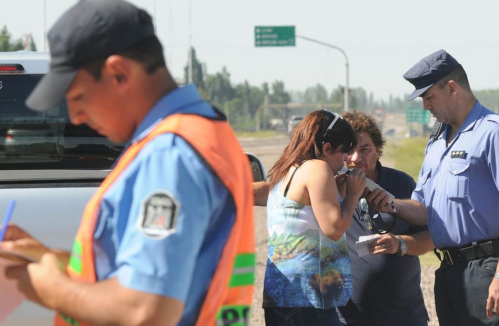 En Mendoza, el 43% de los encuestados dijo no estar conforme con el límite actual de 0,5 gramos por litro de sangre para conducir automóviles. Foto: Marcelo Rolland / Los Andes
