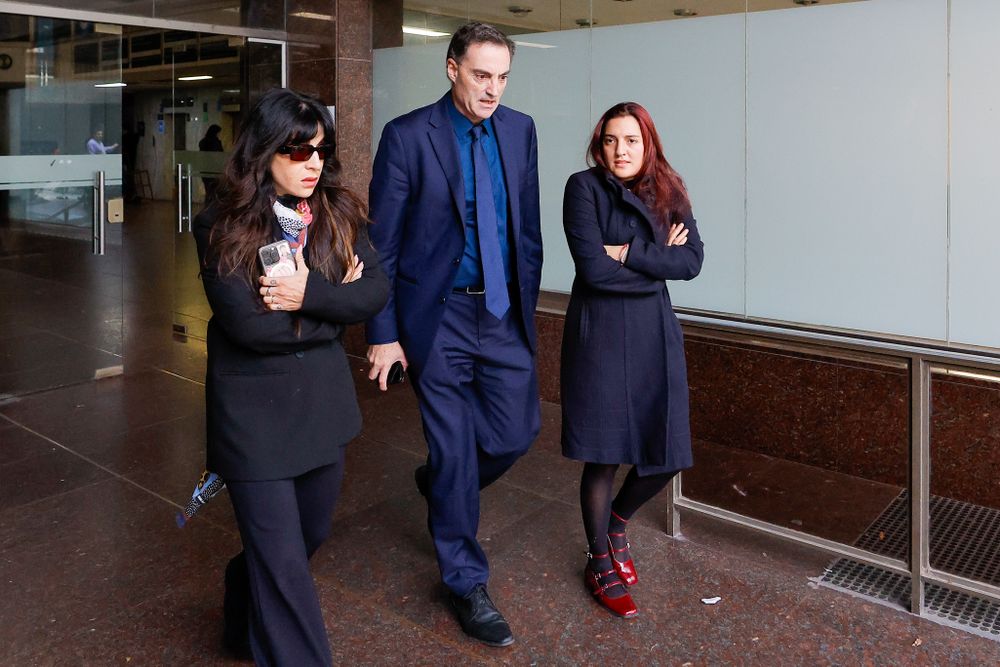 Entre los primeros en llegar estuvieron Gianinna Maradona y Jana Maradona, dos de las hijas del exfutbolista.