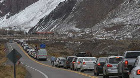Los Andes | Desde que quedo habilitado el tránsito por la ruta 7 se comenzó a llenar de turistas en Los Puquios / Ignacio Blanco - Los Andes