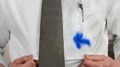 Evitar frotar y acompañar el proceso con un lavado adecuado aumenta las posibilidades de que la ropa vuelva a lucir como antes.