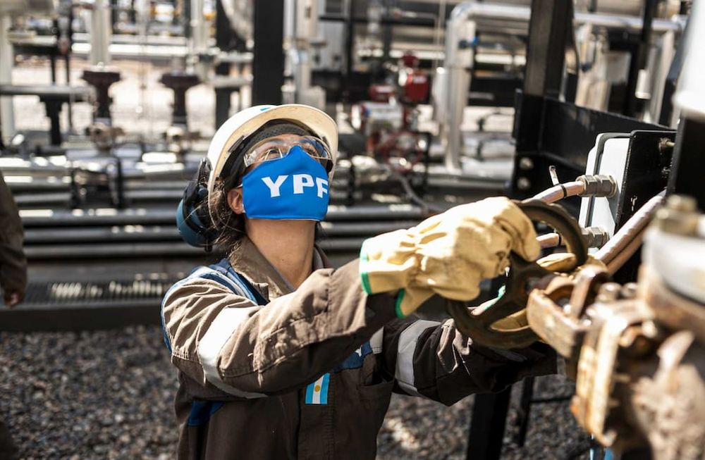 YPF ha iniciado la transformación de sus complejos industriales para adaptarlos al petróleo no convencional y adecuar la calidad de sus combustibles.