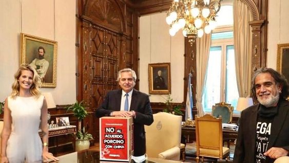 El presidente Alberto Fernández posó con un cartel rechazando el acuerdo porcino, junto a Liz Solari y el presidente de la Unión Vegana Argentina. Foto: Instagram @lizsolari