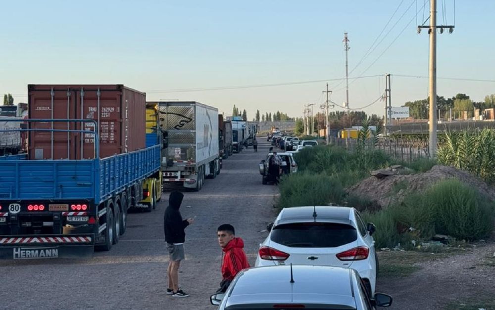 Cruce de ruta 40 y 7: tras los aludes, filas de vehículos para la reapertura del paso a Chile (Gentileza)