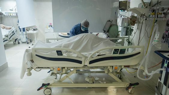En la sala de terapia intensiva del Hospital El Carmen, la enfermera Érica Blanco cubre el cuerpo de un paciente que no pudo resistir el embate del virus. / Foto: Ignacio Blanco