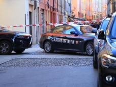 La policía trabaja en el lugar de los hechos tras el atropello de varios peatones por un vehículo en el centro de Módena, norte de Italia, el 16 de mayo de 2026. Según el alcalde de Módena, Massimo Mezzetti, ocho personas resultaron heridas en el incidente, cuatro de ellas de gravedad. El sospechoso, un hombre de 31 años, fue detenido por la policía.&nbsp;