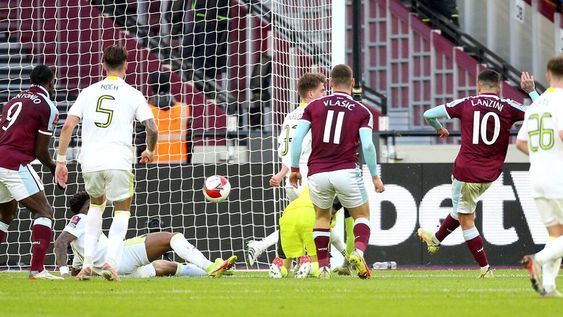 Lanzini marcó uno de los goles en la victoria del West Ham (Foto: AP).