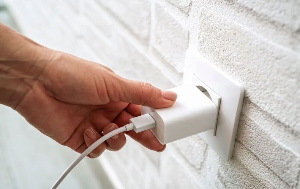 Esta costumbre hay que evitarla para ahorrar electricidad y cuidar los dispositivos al mismo tiempo.