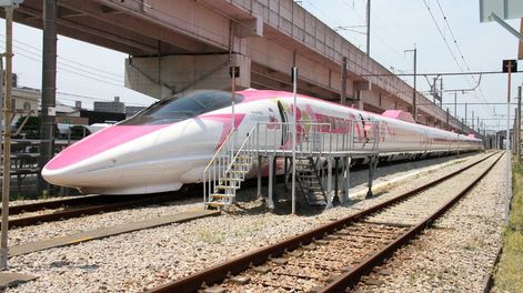 Japón inaugura un tren de alta velocidad rosado dedicado a Hello Kitty