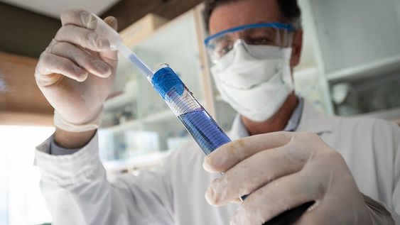 En algunas farmacias calculan que se ha triplicado la venta de vitamina D en los últimos meses. Antes se vendía a personas mayores de 50 años y a embarazadas. / Archivo