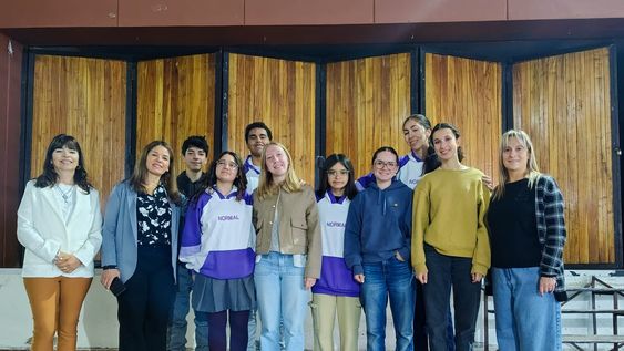 Estudiantes franceses, Andrés, Jade, Flora y Mila, junto a Paola Mercado, directora de Escuela Normal, y los protagonistas locales Rocío, Francina, Emanuel y Josefina.&nbsp;