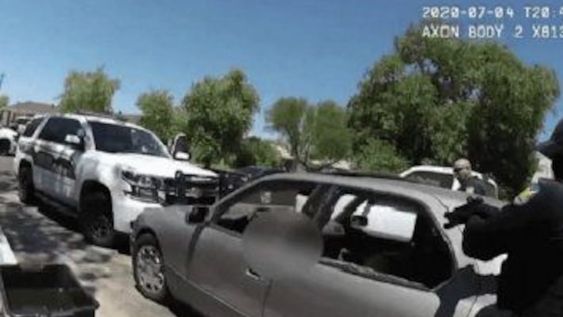 Video: policías de EE.UU. acribillaron y mataron a un latino mientras estaba en su auto