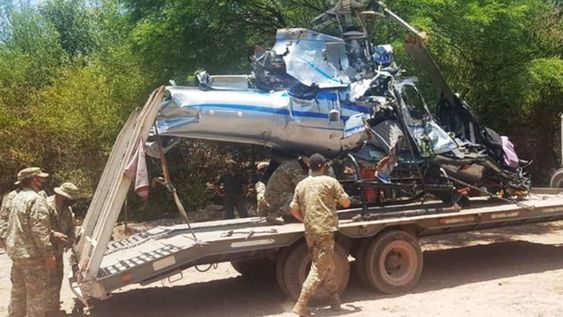 Con el apoyo de personal de la Policía de Salta y del Ejército Argentino, y tras un trabajo de más de seis horas, se lograron extraer los restos del helicóptero del empresario fallecido - Gentileza Infobae