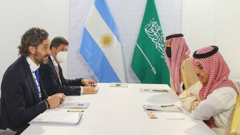 El canciller Santiago Cafiero junto al ministro de Asuntos Exteriores de Arabia Saudita, Príncipe Faisal Bin Farhan Al Saud, en la Cumbre de Jefes de Estado del G20, en Roma.