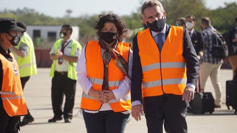 Los Andes | Llegó el décimo vuelo con más vacunas Sputnik V desde Rusia y fue recibido por la ministra de Salud, Carla Vizzotti y el ministro de Defensa, Agustín Rossi.