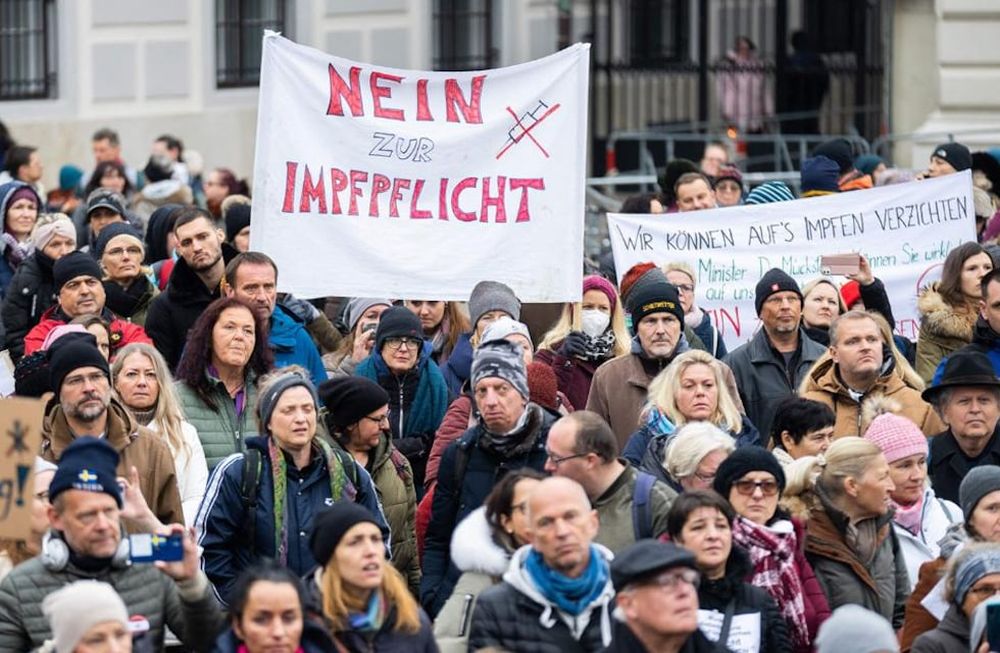 No a la vacunación obligatoria, dice el cartel que sostiene un manifestante austríaco durante una protesta contra antivacunación en Ballhausplatz en Viena, Austria. (Gentileza CNN)