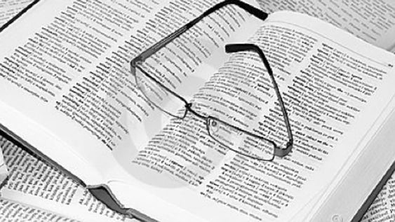 El adjetivo “alto” tiene en general significado positivo, como “alto rendimiento”, pero a veces su sentido es negativo: “está acusado de alta traición”. / Archivo