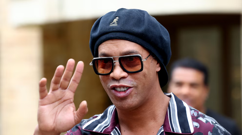 Ronaldinho vuelve al fútbol profesional y firmó en un club de Italia