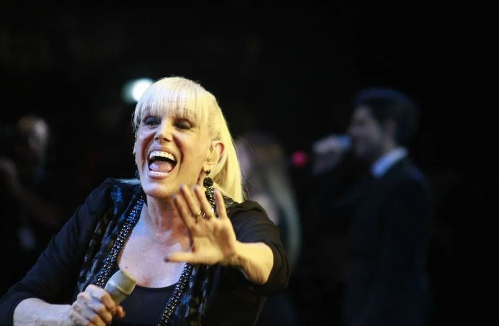 La intérprete habló de su romance con el cantante de Attaque 77