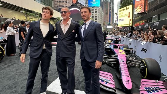 Franco Colapinto y Pierre Gasly posaron junto a Brad Pitt en la premiere de la película F1.