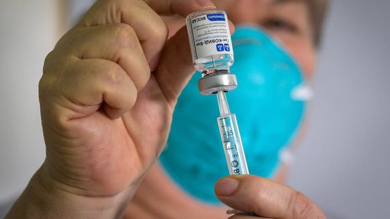 El título de la nota dice que Argentina es un campo de pruebas para la campaña mundial de vacunas de Moscú Foto: Orlando Pelichotti / Los Andes