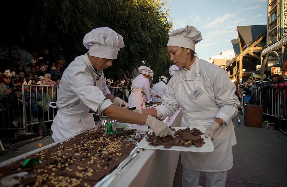 En Bariloche elaboraron la barra de chocolate más larga del mundo y causaron furor entre los turistas. / Foto: Gentileza / Diario Río Negro