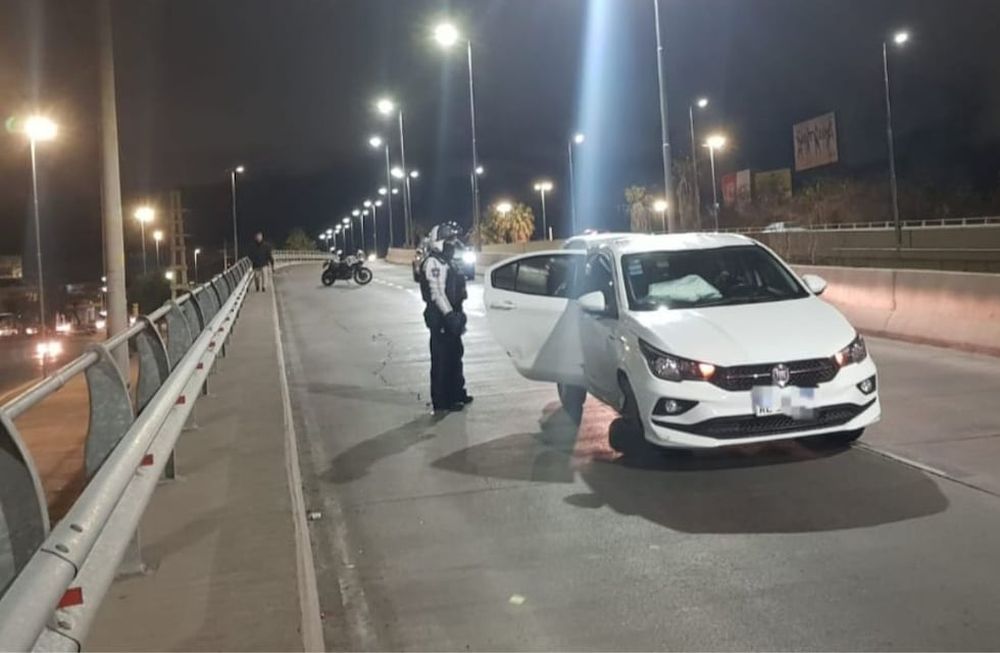 Para mover el vehículo cortaron en su totalidad la calzada en dirección norte, lo que generó un importante caos vehicular en el nudo vial del ingreso a Ciudad. Foto: Gentileza Radio Mitre.