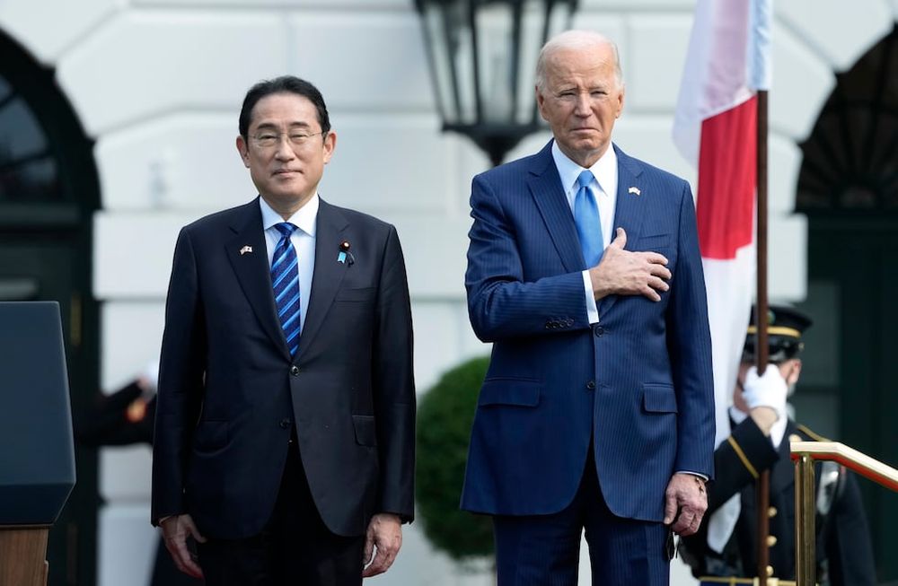 El presidente estadounidense Joe Biden con el primer ministro japonés Fumio Kishida en la Casa Blanca en Washington, el 10 de abril de 2024.  (Foto AP/Susan Walsh)