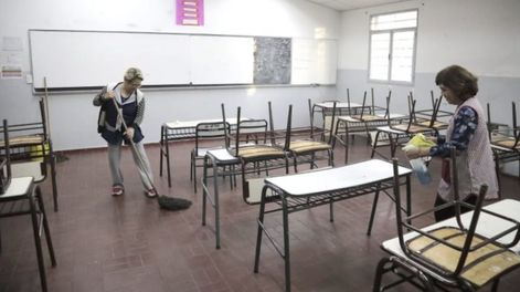 Celadores limpiaron las aulas luego del proceso de elecciones. Imagen de Archivo
