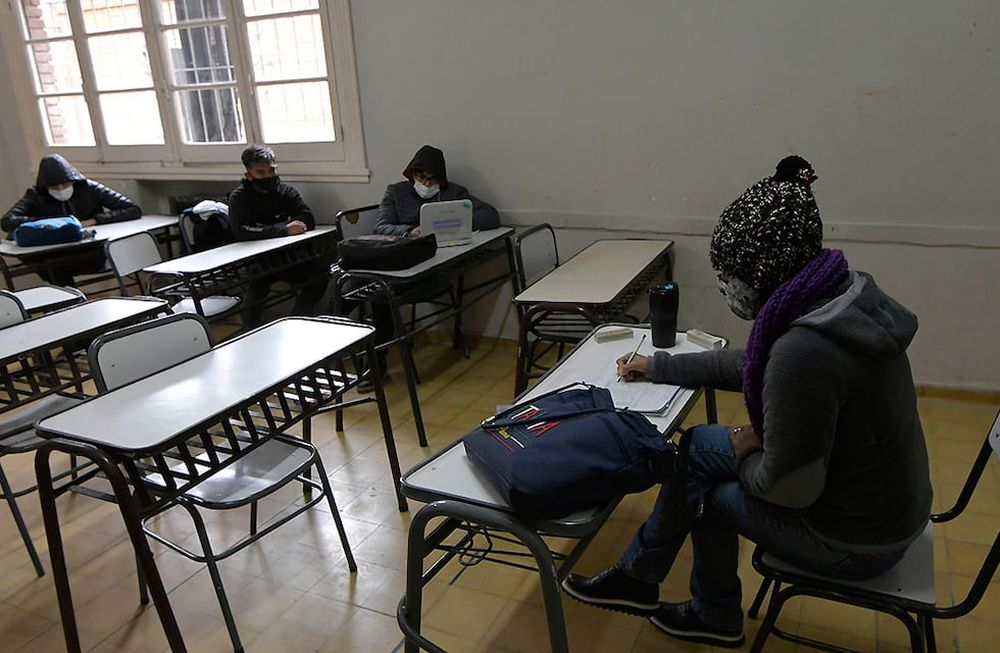 Los colegios respetan e implementan la ventilación cruzada en las aulas, a pesar de las bajas temperaturas. Foto: Orlando Pelichotti / Los Andes